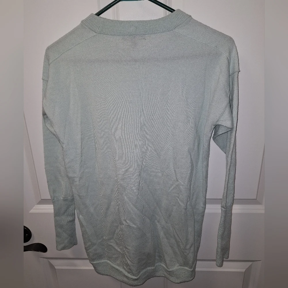 J.Crew pullover Merino wool blend sweater in a ladies XS. Lightweight and soft.